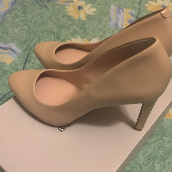 Banana Republic - Cream Kelsey Heels. Worn only once. Size 8. - Picture 2 of 5